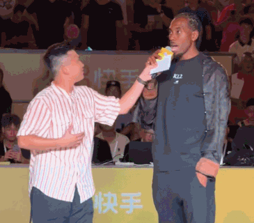 接地气！伦纳德身穿唐装出席村BA活动，秀粤语燃爆全场