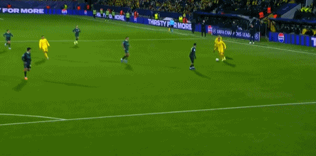 1-3！哈兰德8场1球持续低迷，金球先生染红，曼城制造欧冠大冷