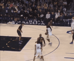 开云APP-狂赢92分！被胖虎肘歪脖子硬抗，艾妃啊，这才是湖人的中锋