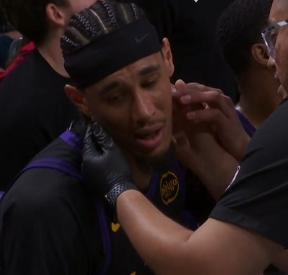 开云APP-狂赢92分！被胖虎肘歪脖子硬抗，艾妃啊，这才是湖人的中锋