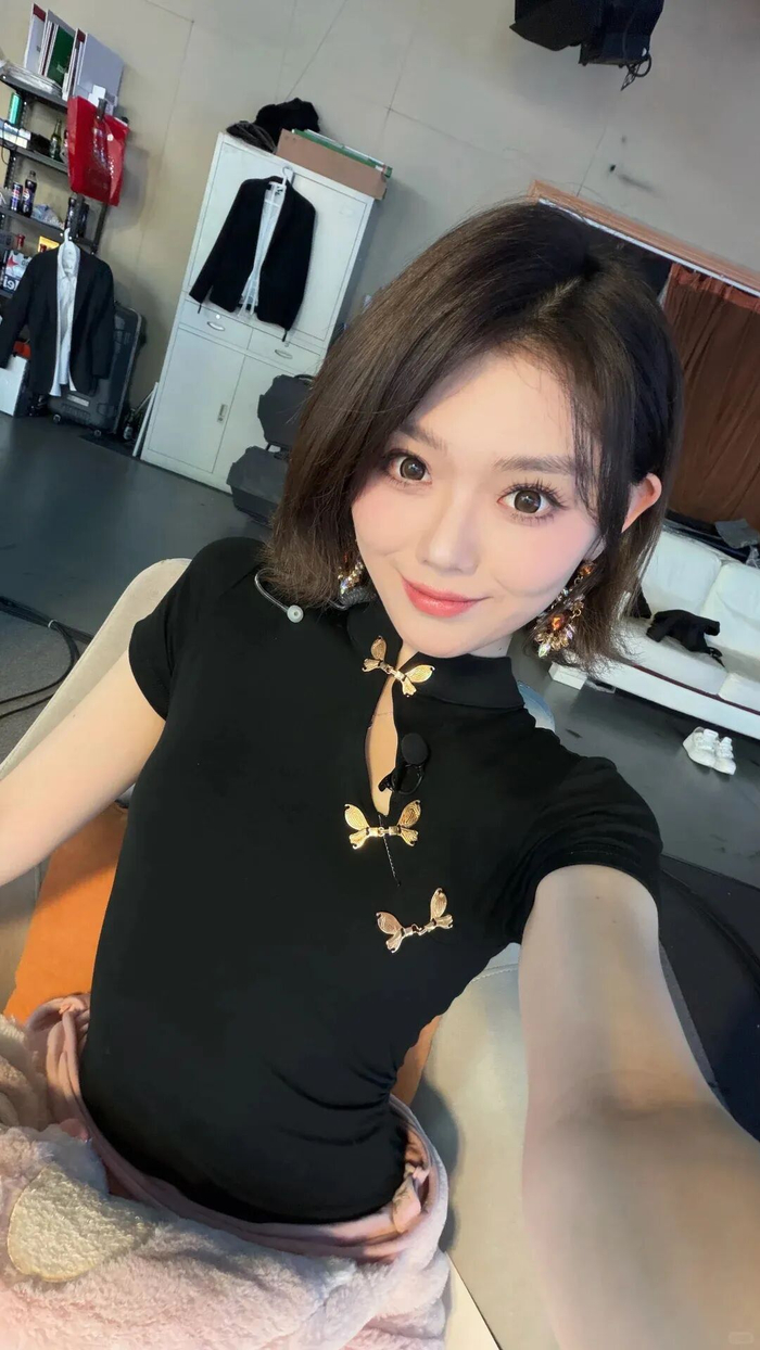 【每日足球女神49】短发主持你喜欢吗~|佟艺|体育|球迷|赛事|新锐_新浪体育_新浪新闻